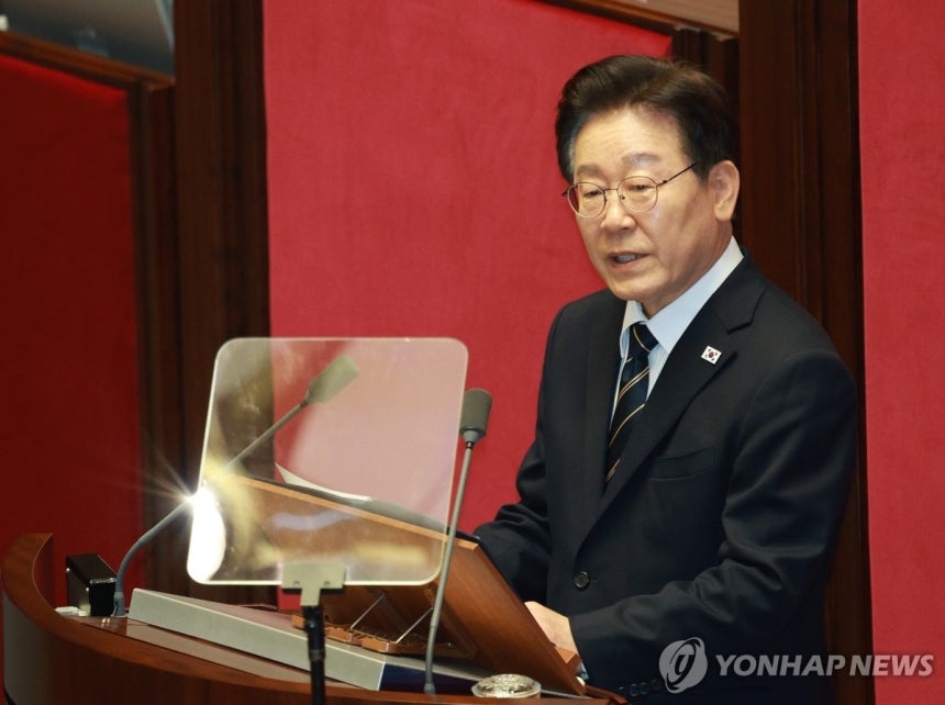 이재명 대통령, 추경 시정연설 (서울=연합뉴스) 김도훈 기자 = 이재명 대통령이 2일 국회에서 추가경정예산안 시정연설을 하고 있다. 2026.4.2 superdoo82@yna.co.kr