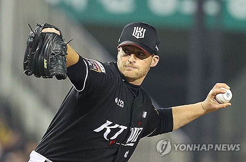 두산, 벤자민과 계약