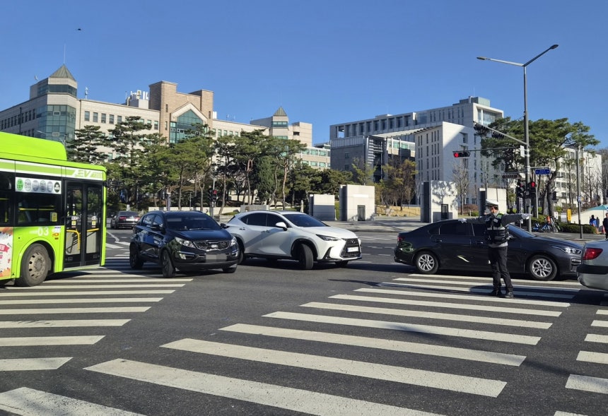 서대문구 연세대삼거리에서 꼬리물기 차량을 단속 중인 경찰 [촬영 이율립]