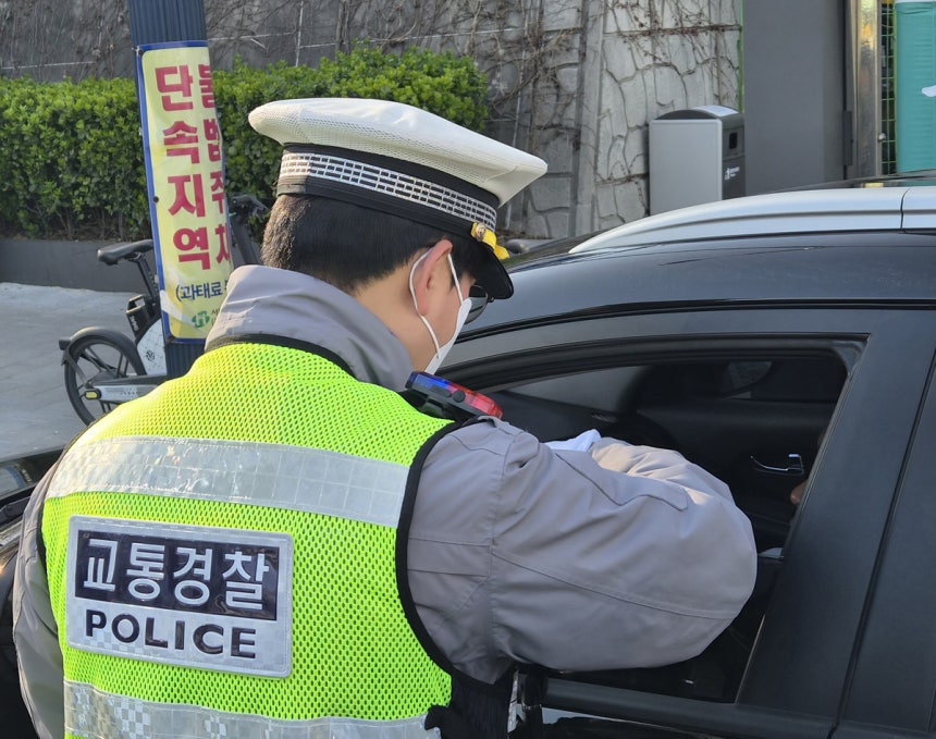 범칙금 부과 중인 교통경찰 [촬영 이율립]