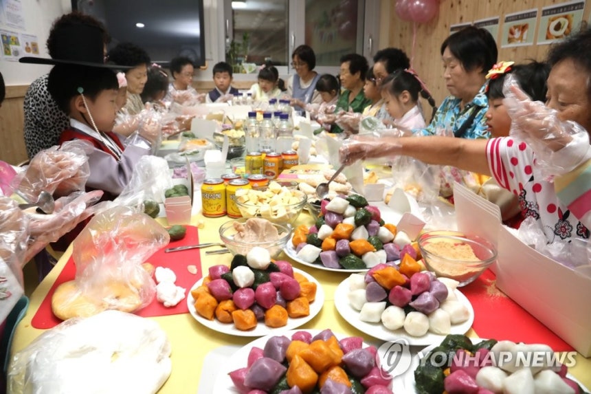 할머니와 함께 하는 송편 만들기
[연합뉴스 자료사진]