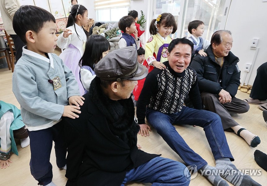 아이들에게 안마 받는 어르신
[연합뉴스 자료사진]