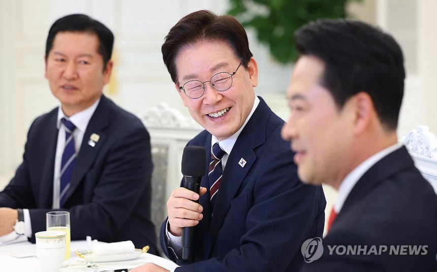 이재명 대통령, 여야정 민생경제 협의체 회담 발언 (서울=연합뉴스) 김도훈 기자 = 이재명 대통령이 7일 청와대에서 열린 여야정 민생경제 협의체 회담에서 발언하고 있다. 왼쪽부터 더불어민주당 정청래 대표,