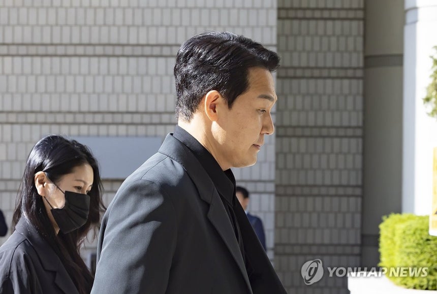 증인 출석하는 배우 박성웅(서울=연합뉴스) 김주형 기자 = 배우 박성웅 씨가 임성근 전 해병대 1사단장의 국회에서의 증언·감정법 위반 등 위증 혐의 재판에 증인으로 출석하기 위해 8일 서울 서초구 서울중앙지방법원에