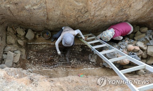 2017년 당시 임당동·조영동 고분군에서 발굴작업 중인 관계자들 모습
[연합뉴스 자료사진]