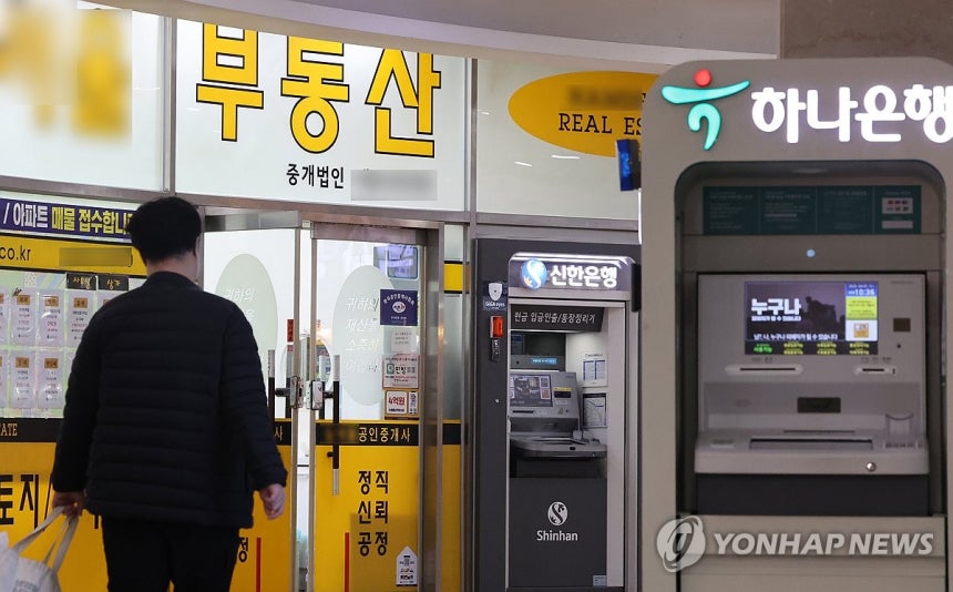 다주택자 대출연장 불허 (서울=연합뉴스) 이진욱 기자 = 오는 17일부터 다주택자가 보유한 수도권·규제지역 아파트 담보대출의 만기연장이 원칙적으로 금지된다. 금융위원회는 1일 재정경제부, 국토교통부, 행정안전부 등