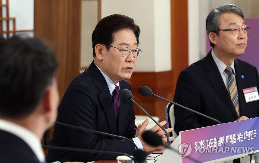 이재명 대통령, 1차 국민경제자문회의 발언 (서울=연합뉴스) 김도훈 기자 = 이재명 대통령이 9일 청와대에서 열린 국민경제자문회의 제1차 전체 회의에서 발언하고 있다. 2026.4.9 superdoo82@yna.co