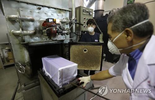 동물 화장로 2017년 10월 경기도 광주의 한 반려동물장례식장에서 장례지도사가 화장로에 관을 넣고 있다.[연합뉴스 자료사진]