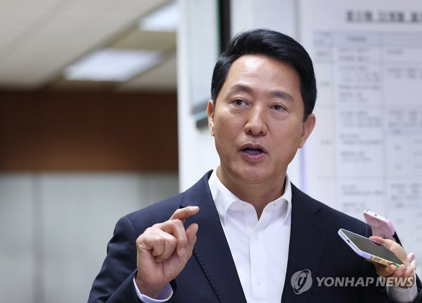 무선통신 기반 열차제어시스템 도입 준비 점검하는 오세훈 시장 (서울=연합뉴스) 이지은 기자 = 오세훈 서울시장이 6일 서울 성동구 서울교통공사 제2관제센터를 찾아 무선통신기반 열차제어시스템(CBTC) 도입 준비 현황