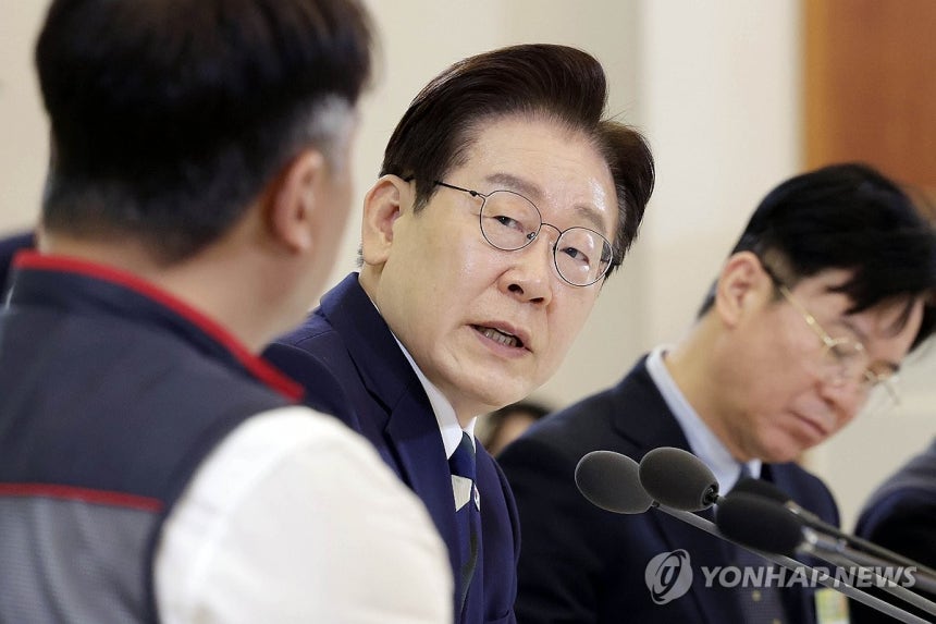 이재명 대통령, 민주노총 초청간담회 발언 (서울=연합뉴스) 한상균 기자 = 이재명 대통령이 10일 청와대에서 열린 민주노총 초청간담회에서 발언하고 있다. 2026.4.10 [청와대통신사진기자단] xyz@yna.co.