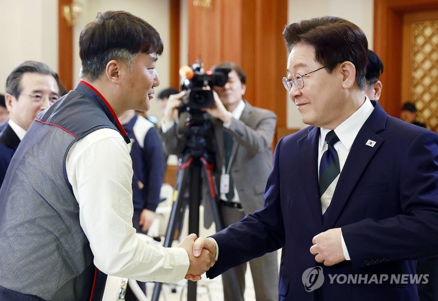 이재명 대통령과 양경수 민주노총 위원장 (서울=연합뉴스) 한상균 기자 = 이재명 대통령이 10일 청와대에서 열린 민주노총 초청간담회에서 양경수 위원장과 악수하고 있다. 2026.4.10 [청와대통신사진기자단] xyz