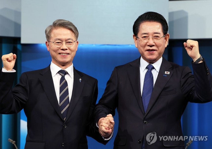 파이팅 하는 민형배ㆍ김영록 후보
(광주=연합뉴스) 조남수 기자 = 더불어민주당 민형배(왼쪽)ㆍ김영록 전남광주통합특별시장 경선 후보가 9일 광주 남구 월산동 광주MBC 공개홀에서 열