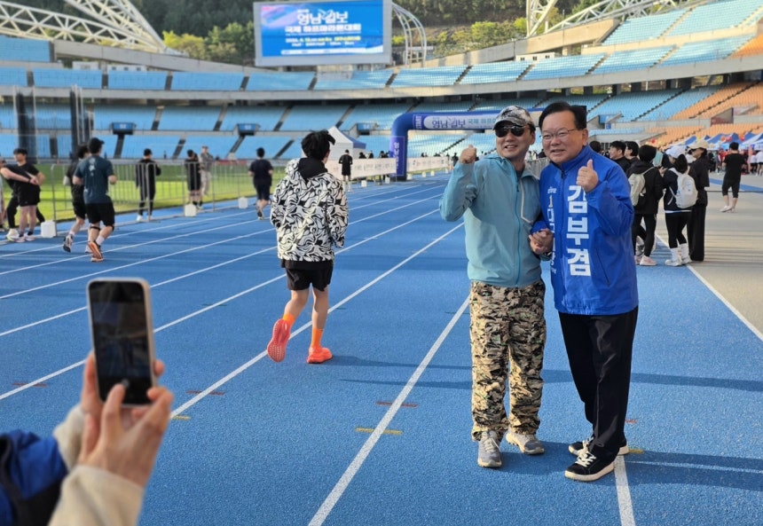 민주당 김부겸 대구시장 예비후보, 시민과 촬영
[김부겸 예비후보 캠프 제공. 재판매 및 DB금지]