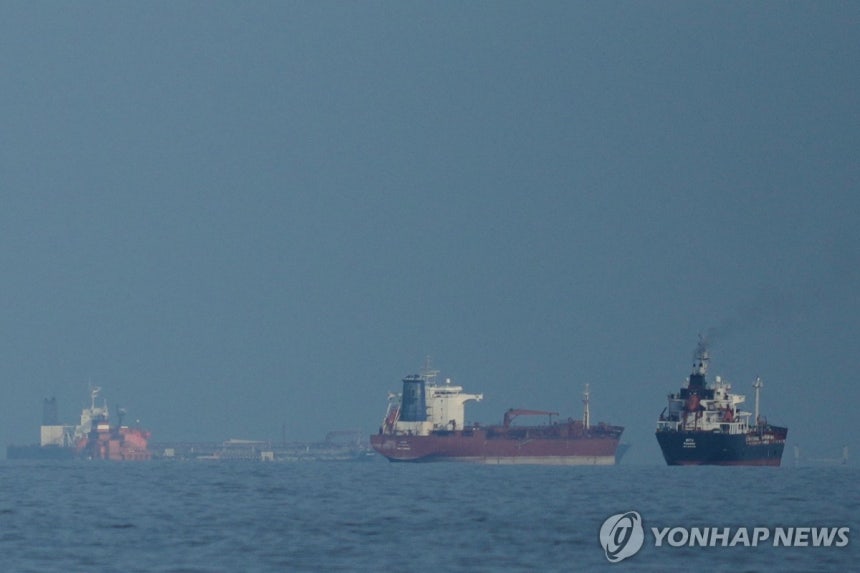 호르무즈 해협 근처에서 대기하는 유조선과 화물선[AP=연합뉴스. 재판매 및 DB 금지]