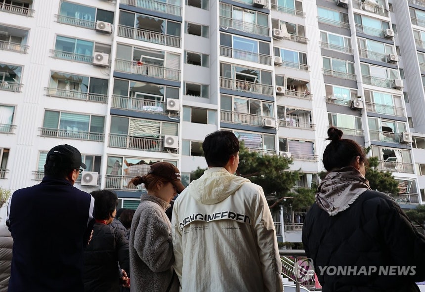 폭발 흔적 지켜보는 주민들 (청주=연합뉴스) 이성민 기자 = 13일 오전 청주시 흥덕구 봉명동의 한 아파트 주민들이 폭발 사고 여파로 깨진 창문을 바라보고 있다. 2026.4.13 chase_arete@yna.co.