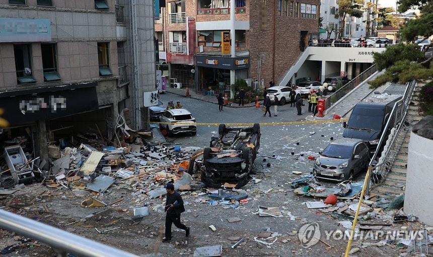 청주 음식점서 LP 가스 폭발…현장 처참 (청주=연합뉴스) 이성민 기자 = 13일 오전 4시께 청주시 흥덕구 봉명동의 한 상가에서 LP 가스가 폭발하는 사고가 발생해 인근 주민 15명이 다쳤다. 사진은 해당 음식점