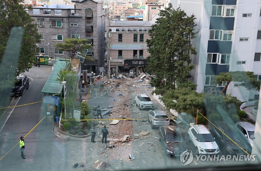 청주 음식점서 LP 가스 폭발…현장 처참 (청주=연합뉴스) 이성민 기자 = 13일 오전 4시께 청주시 흥덕구 봉명동의 한 상가에서 LP 가스가 폭발하는 사고가 발생해 인근 주민 15명이 다쳤다. 사진은 해당 음식점을