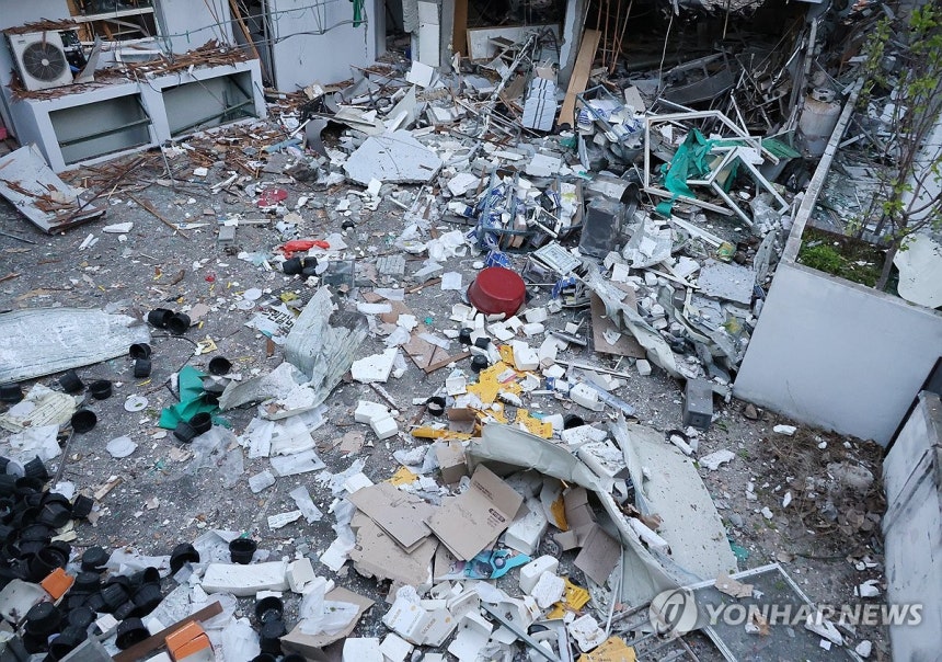 LP 가스 폭발 추정 사고 지점 (청주=연합뉴스) 이성민 기자 = 13일 오전 4시께 청주시 흥덕구 봉명동의 한 상가에서 LP 가스가 폭발하는 사고가 발생해 인근 주민 15명이 다치고 주변 건물이 파손되는 피해가 났