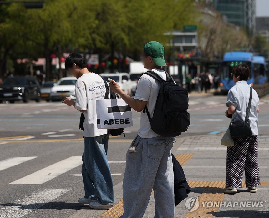 초여름 날씨, 이제는 반소매 (서울=연합뉴스) 이지은 기자 = 서울의 낮 최고기온이 25도까지 오르는 등 때 이른 초여름 날씨를 보인 13일 서울 광화문사거리에서 반소매 차림의 시민들이 이동하고 있다. 2026.4.