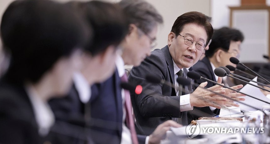 이재명 대통령, 국무회의 주재 (서울=연합뉴스) 한상균 기자 = 이재명 대통령이 14일 청와대에서 국무회의 겸 비상경제점검회의를 주재하고 있다. 2026.4.14 xyz@yna.co.kr