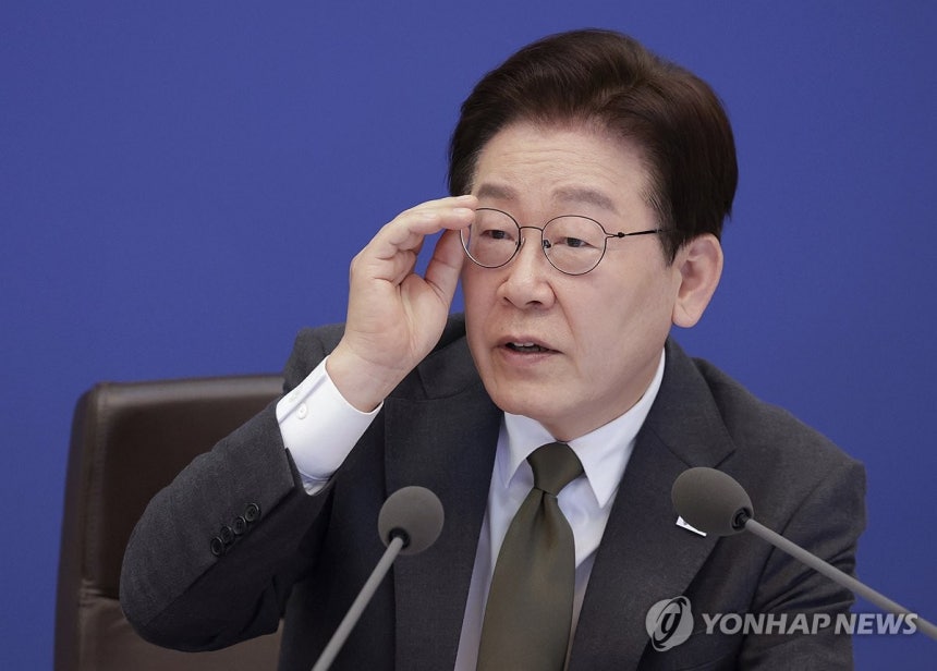 발언하는 이재명 대통령 (서울=연합뉴스) 한상균 기자 = 이재명 대통령이 14일 청와대에서 열린 국무회의 겸 비상경제점검회의에서 발언하고 있다. 2026.4.14 xyz@yna.co.kr