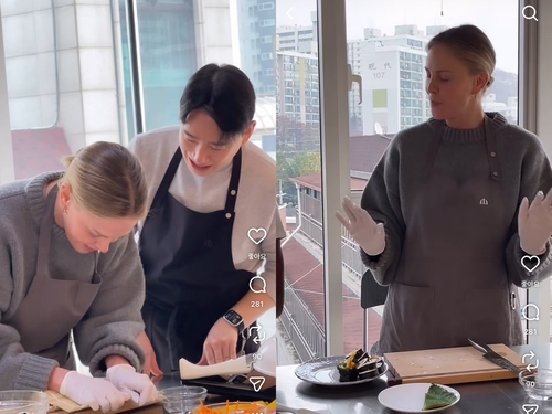 지난해 11월 한국에서 김밥을 만들고 춤을 추는 할리우드 배우 샬리즈 시어런
[인스타그램 캡처. 재판매 및 DB 금지]