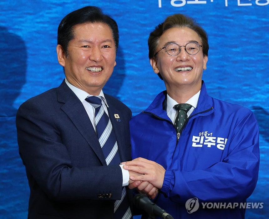 손 맞잡은 정청래·전재수 (부산=연합뉴스) 손형주 기자 = 더불어민주당 정청래 대표가 15일 오전 부산 동구 부산항국제전시컨벤션센터에서 열린 부산 현장 최고위원회에서 전재수 부산시장 후보와 손을 맞잡고 있다. 202