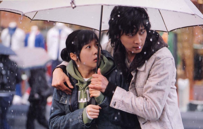 영화 '늑대의 유혹'(2004)의 강동원 우산 신
[영화 '늑대의 유혹' 제공. 재판매 및 DB 금지]