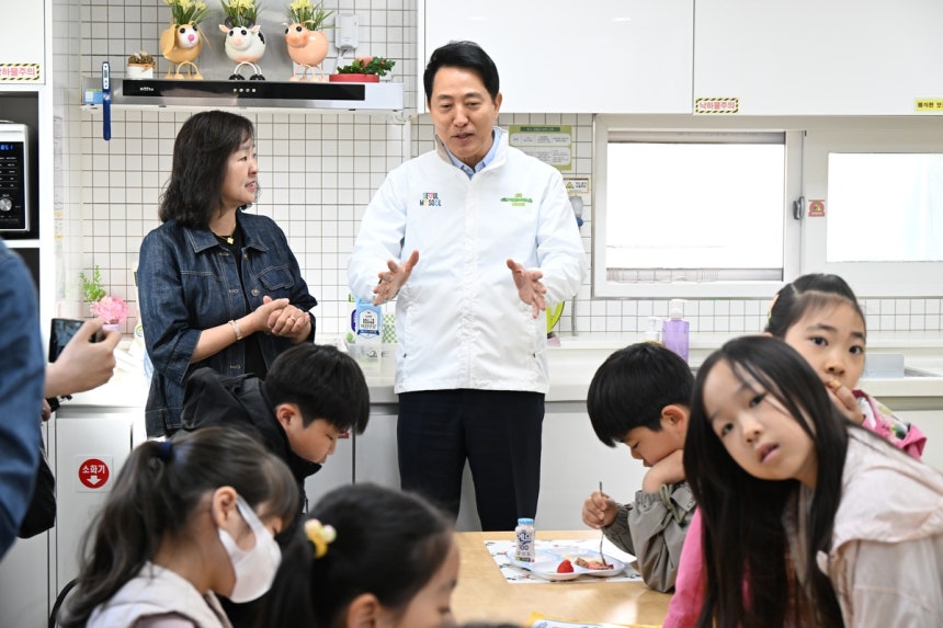 아침돌봄 현황 점검하는 오세훈 시장 오세훈 서울시장이 16일 중랑구 신내동 우리동네키움센터 중랑 1호점에서 서울형 아침돌봄 키움센터 운영 현황에 대해 듣고 있다.[서울시 제공.재판매 및 DB 금지]