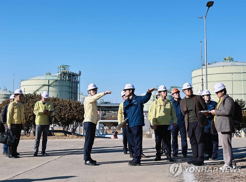 석유비축기지 방문한 김정관 장관 (서울=연합뉴스) 김정관 산업통상부 장관이 19일 경기도 평택시 한국석유공사 비축기지를 방문해 재난안전, 시설방호 및 사이버보안 대응 상황을 점검하고 있다. 2026.2.19 [산업통