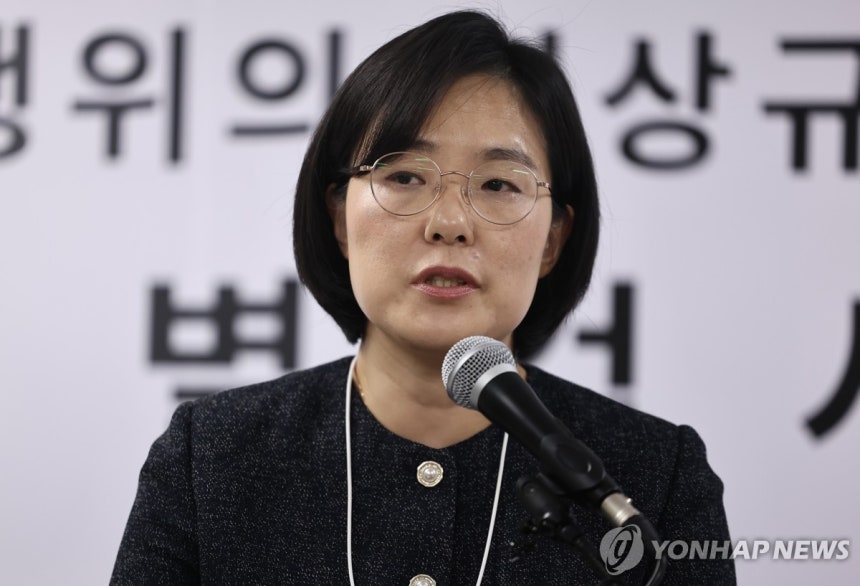 2차 종합특검팀 브리핑
(과천=연합뉴스) 윤동진 기자 = 권창영 2차 종합특별검사팀 김지미 특검보가 30일 과천 특검사무실에서 수사 관련 사항을 브리핑하고 있다. 2026.3.30 mon@yna.co.kr