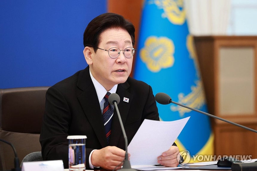 이재명 대통령, 수석보좌관회의 발언<br>(서울=연합뉴스) 김도훈 기자 = 이재명 대통령이 16일 청와대에서 열린 수석보좌관회의에서 발언하고 있다. 2026.4.16 [청와대통신사진기자단] superdoo82@yna.co