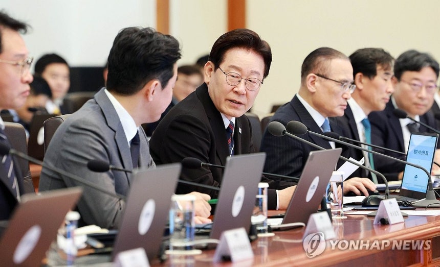 발언하는 이재명 대통령<br>(서울=연합뉴스) 김도훈 기자 = 이재명 대통령이 16일 청와대에서 열린 수석보좌관회의에서 발언하고 있다. 2026.4.16 [청와대통신사진기자단] superdoo82@yna.co.kr