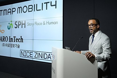 구글 지도 기자간담회 (서울=연합뉴스) 구글이 위성 이미지 속 보안 시설을 가림 처리하라는 정부의 요구를 수용한다고 9일 밝혔다.크리스 터너 구글 대외협력 정책 지식 및 정보 부사장이 이날 서울 강남구 구글