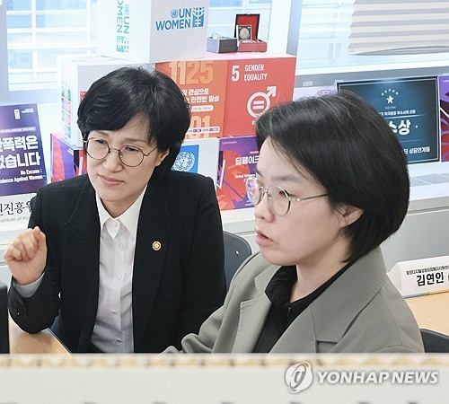 원민경 장관,AI 기반 디지털 성범죄 대응 시스템 점검 (서울=연합뉴스) 원민경 성평등가족부 장관이 2일 서울 중구 중앙디지털성범죄피해자지원센터에서 신규 도입되는 AI 기반의 디지털 성범죄 대응 시스템을 점검하고