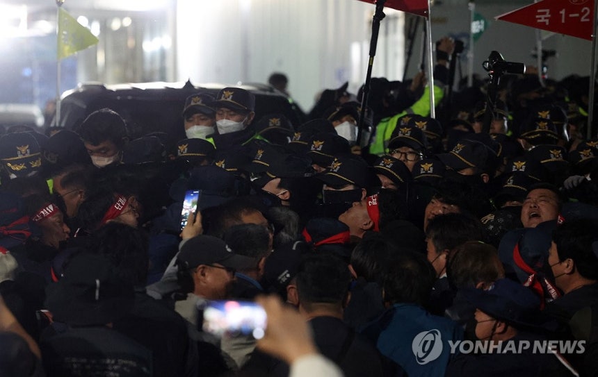 야간 대치 (진주=연합뉴스) 김동민 기자 = 20일 오후 경남 진주시 정촌면 BGF로지스 진주센터에서 화물연대 관계자가 센터 입구로 진입하려는 과정에서 경찰과 대치하고 있다.이날 센터 입구에서 집회 중 2