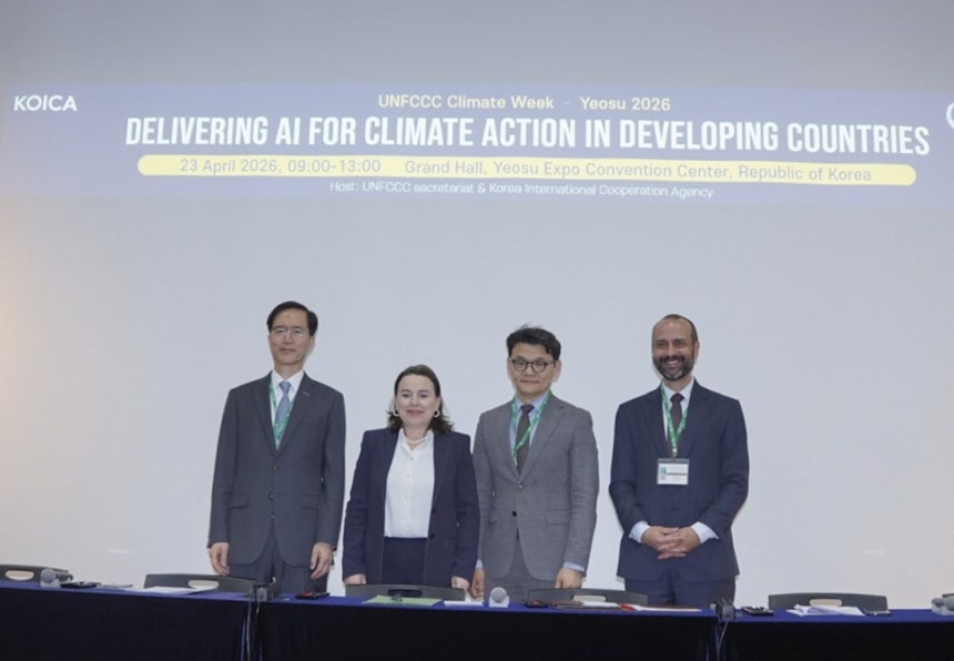 코이카와 유엔기후변화협약(UNFCCC)이 23일 여수 엑스포 컨벤션센터에서 개최한 '개발도상국 기후행동을 위한 AI활용' 공식 세션.좌측부터 코이카 이윤영 사업전략·지역사업Ⅰ본부 이사,노라 함라지 UNFCCC 부