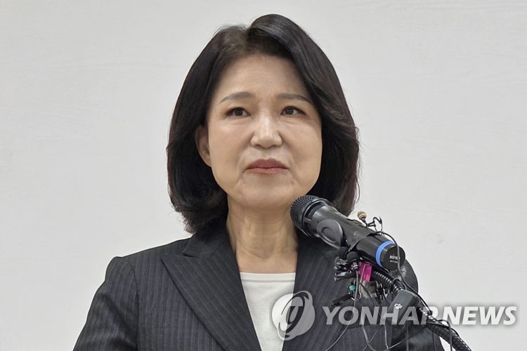 대구시장선거 불출마 선언하는 이진숙 전 방통위원장(대구=연합뉴스) 한무선 기자 = 국민의힘 대구시장 공천에서 컷오프돼 무소속 출마 행보를 보여온 이진숙 전 방송통신위원장이 25일 국민의힘 대구시당 당사에서 기자회견