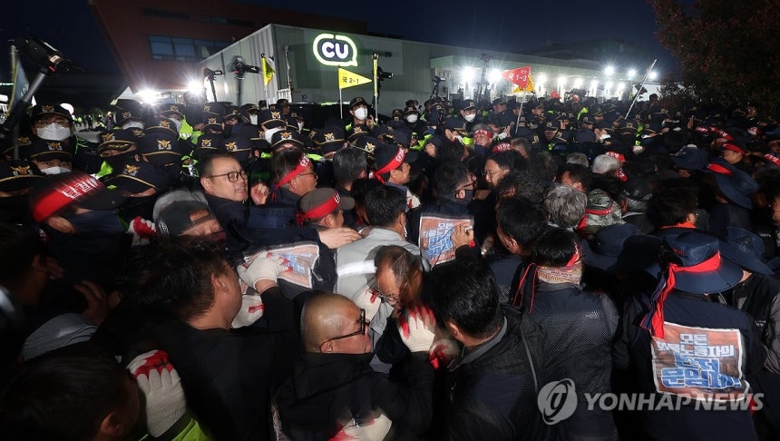 BGF 진주센터 앞 대치 [연합뉴스 자료사진]