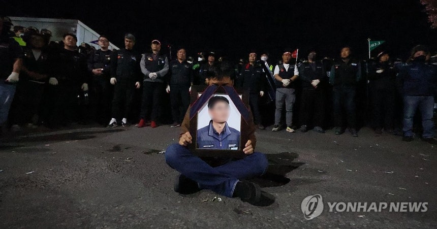 사망 조합원 영정 [연합뉴스 자료사진]