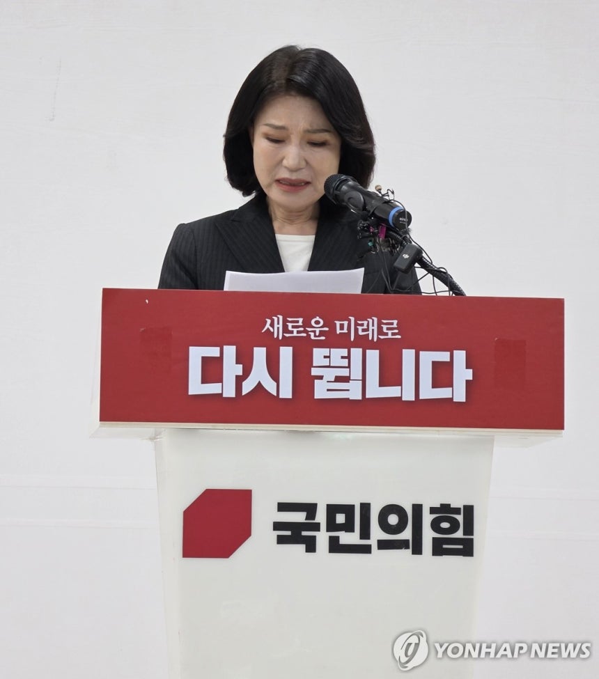 눈물 흘리며 불출마 선언하는 이진숙 전 방통위원장(대구=연합뉴스) 한무선 기자 = 국민의힘 대구시장 공천에서 컷오프되자 무소속 출마 행보를 보여온 이진숙 전 방송통신위원장이 25일 국민의힘 대구시당 당사에서 연 기