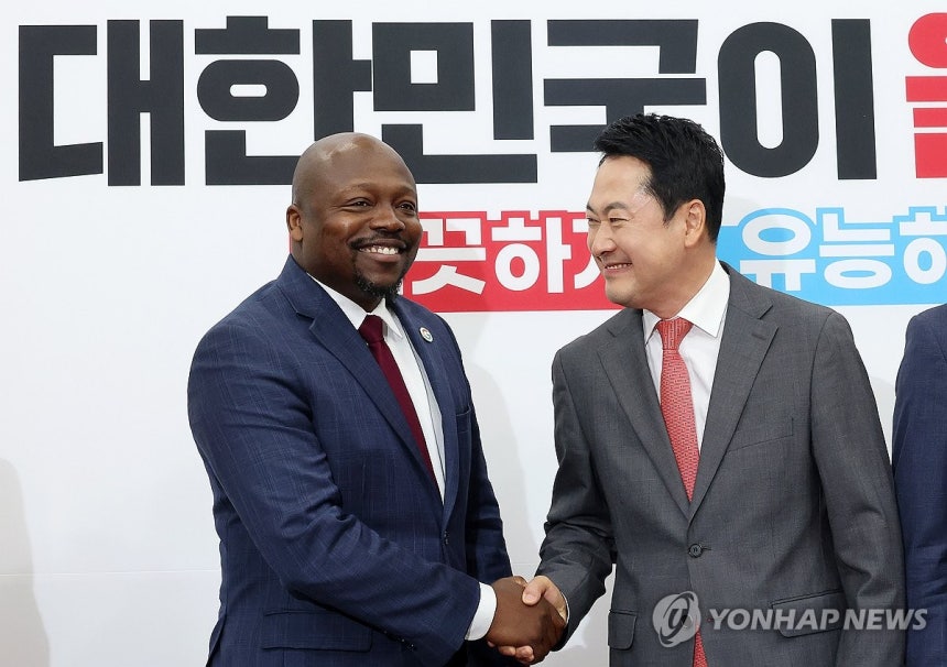 악수하는 장동혁 대표·윌슨 화이트 부사장
(서울=연합뉴스) 이동해 기자 = 국민의힘 장동혁 대표와 윌슨 화이트 구글 아시아태평양 공공정책 총괄 부사장이 28일 국회에서 열린 '아동청소년 SNS중독, 플랫폼의 보호책임