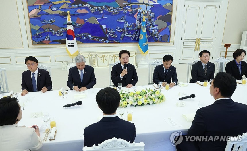 이재명 대통령, 비교섭단체·무소속 의원 초청 오찬 (서울=연합뉴스) 한상균 기자 = 이재명 대통령이 29일 청와대에서 비교섭단체 및 무소속 의원들과 오찬에 앞서 발언하고 있다. 2026.4.29 xyz@yna.co.