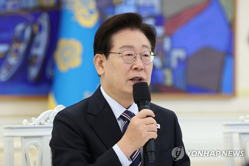 이재명 대통령, 비교섭단체·무소속 의원 초청 오찬 (서울=연합뉴스) 한상균 기자 = 이재명 대통령이 29일 청와대에서 비교섭단체 및 무소속 의원들과 오찬에 앞서 발언하고 있다. 2026.4.29 xyz@yna.co.