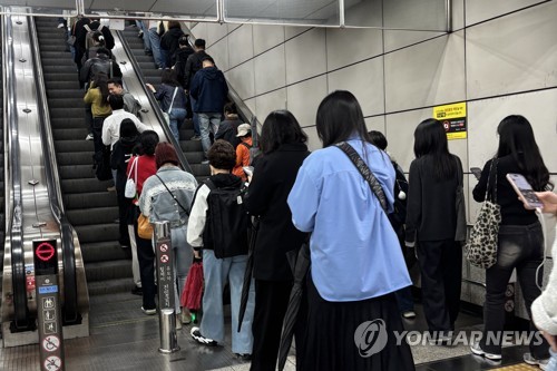 퇴근시간 에스컬레이터 한 줄 서기를 위해 오른쪽에 줄을 선 사람들
(서울=연합뉴스) 이진주 인턴기자 = 지난 27일 서울 지하철역에서 사람들이 한 줄 서기로 에스컬레이터를 이용하는 모습. 2026.4.30