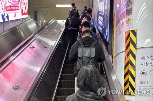 한 줄 서기로 서 있는 사람들과 걸어 올라가는 사람들
(서울=연합뉴스) 이진주 인턴기자 = 지난 27일 서울 지하철역에서 사람들이 한 줄 서기로 에스컬레이터를 이용하는 모습. 2026.4.30