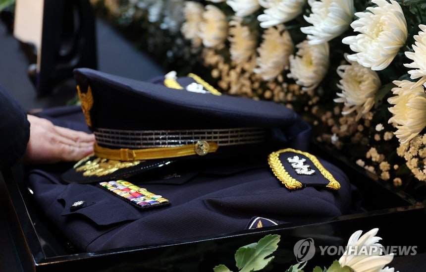 영정 앞에 놓인 고 이승철 경정의 정복 [연합뉴스 자료사진]