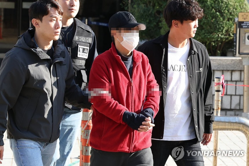 영장심사 마친 한동훈 장관 협박 남성 (서울=연합뉴스) 김주성 기자 = 한동훈 법무부 장관의 집 앞에 흉기를 두고 간 혐의를 받는 40대 남성이 16일 오후 서울 서초동 서울중앙지법에서 구속 전 피의자 심문(영장심사