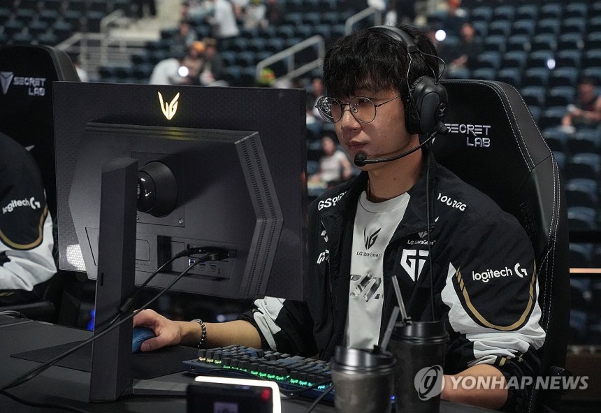 장비 점검하는 젠지 '룰러' 박재혁
(영종도=연합뉴스) 김주환 기자 = 젠지의 비텀 라이너 '룰러' 박재혁이 28일 인천 중구 영종도 인스파이어 아레나에서 열린 2025 LCK 결승전 시작 전 장비를 점검하고 있다.