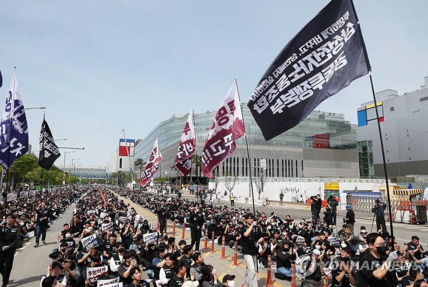 삼성전자 노조 투쟁 결의대회 (평택=연합뉴스) 홍기원 기자 = 23일 경기도 평택시 삼성전자 평택캠퍼스 앞에서 열린 삼성전자 노동조합 공동투쟁본부의 